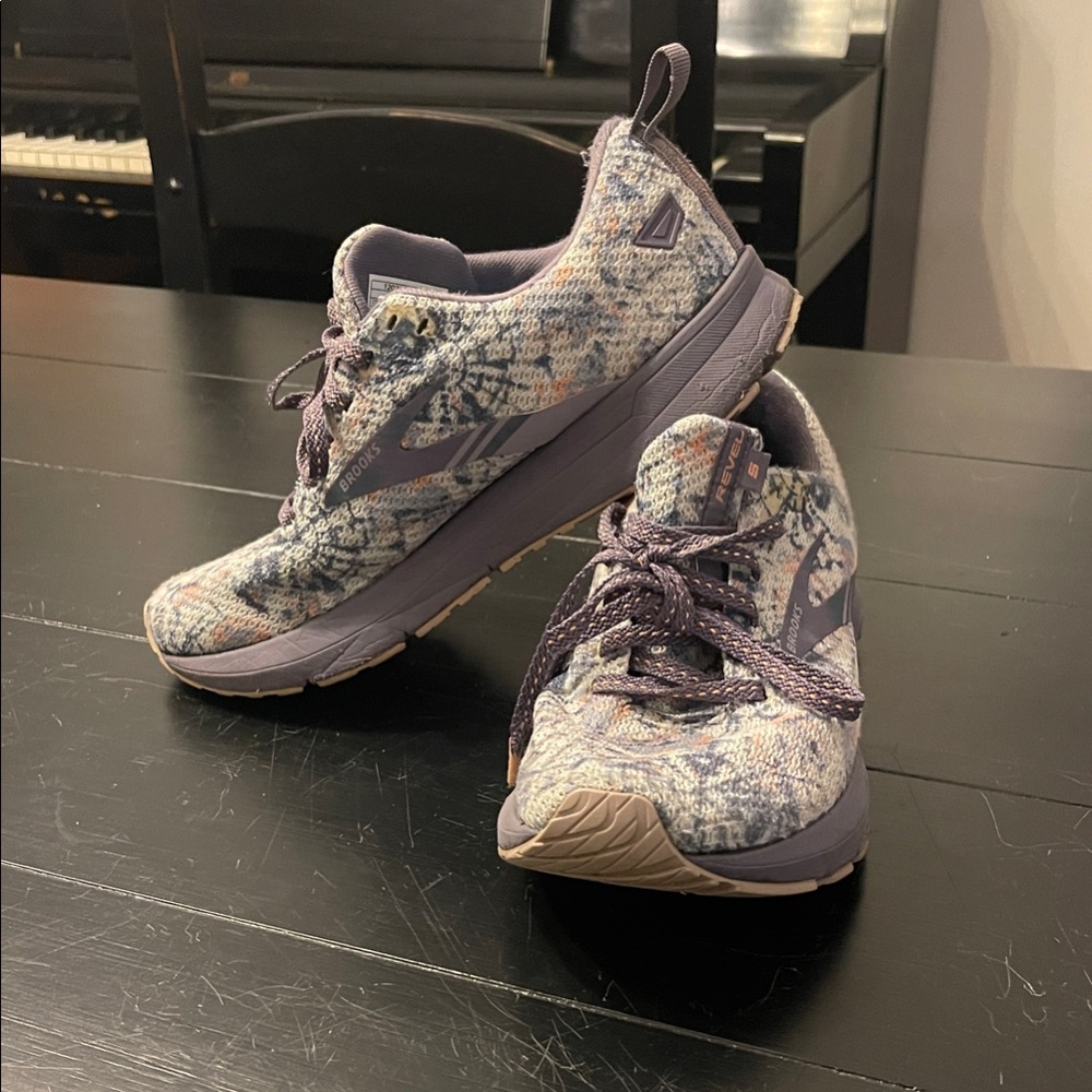 Brooks Women's Multicolor Patterned Sneakers; 8.5